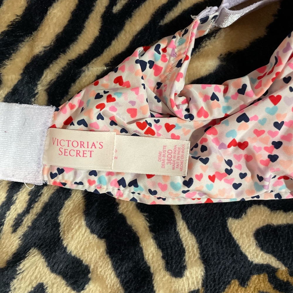 Victoria’s Secret Demi bra 36 DD heart pattern straps are adjustable - Picture 2 of 2